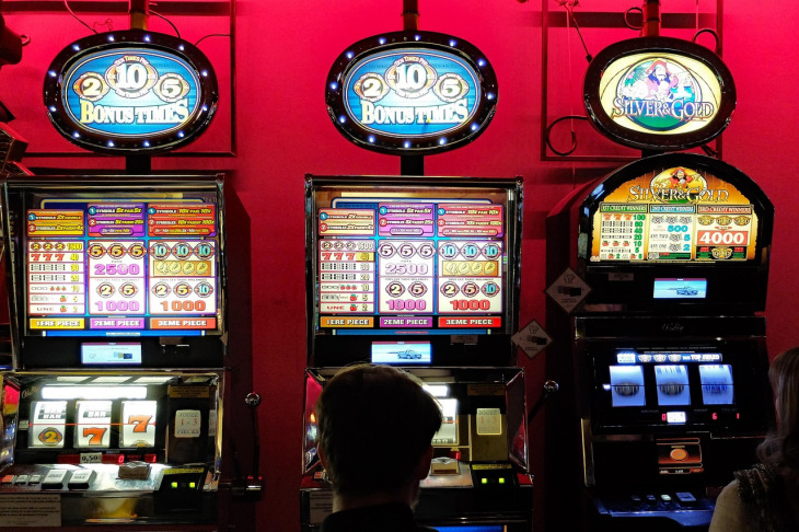 Rows of online slot machines inside the Ask Me Play casino lobby